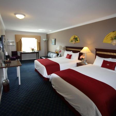 The Revelstoke Gateway Inn Экстерьер фото