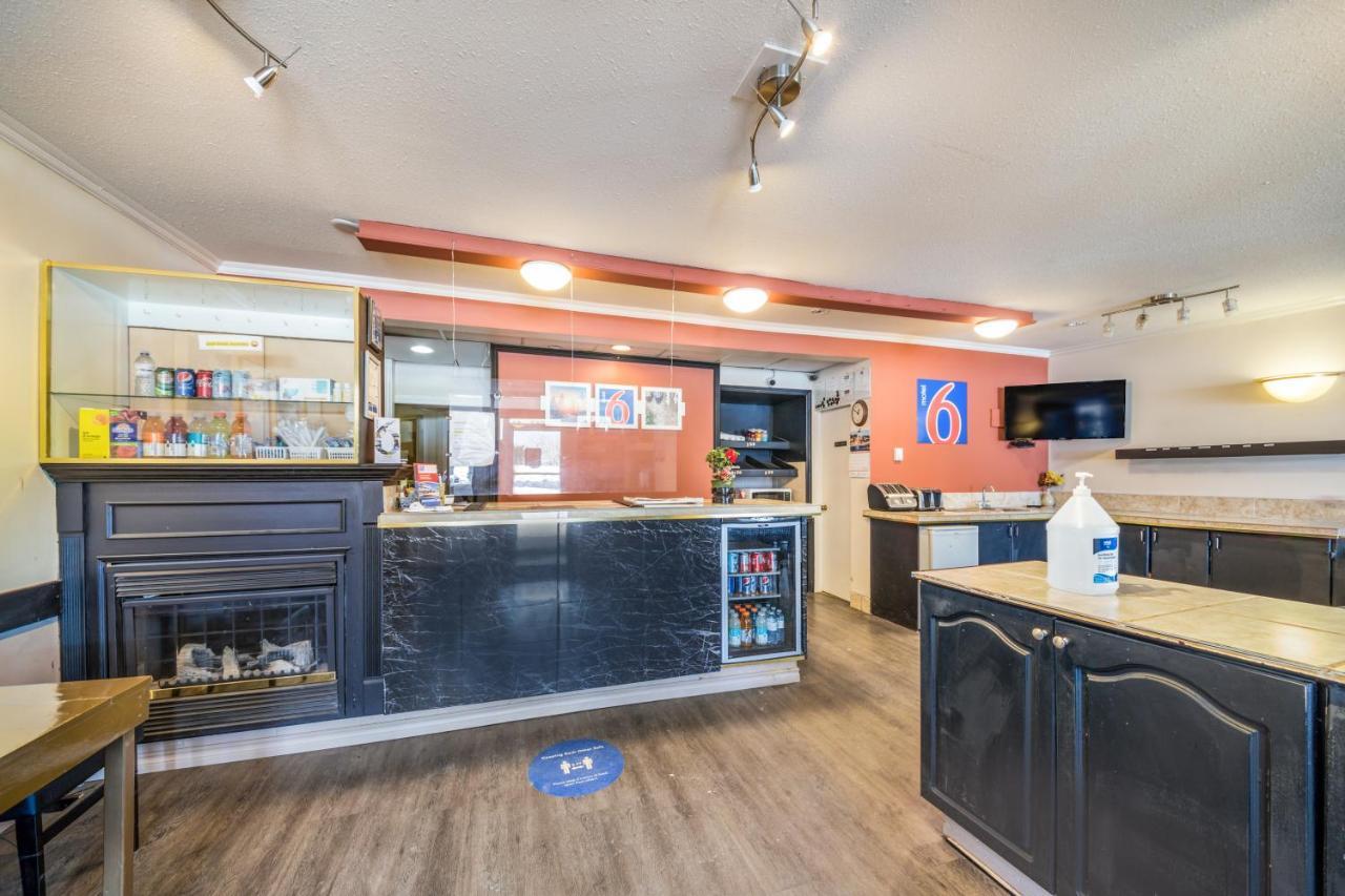 The Revelstoke Gateway Inn Экстерьер фото
