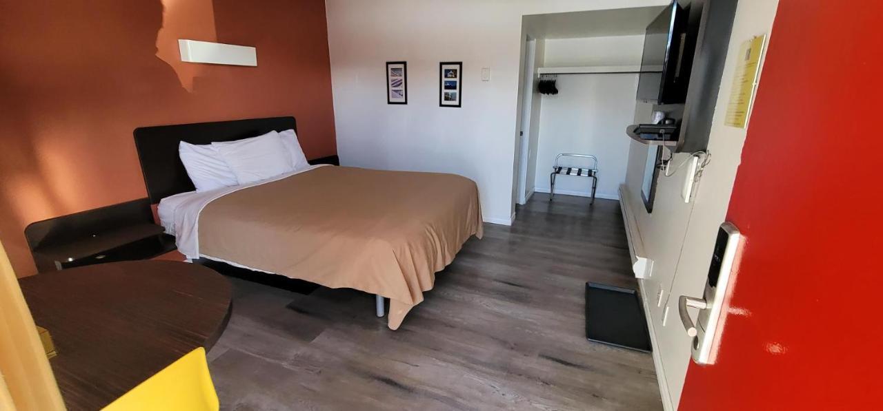 The Revelstoke Gateway Inn Экстерьер фото