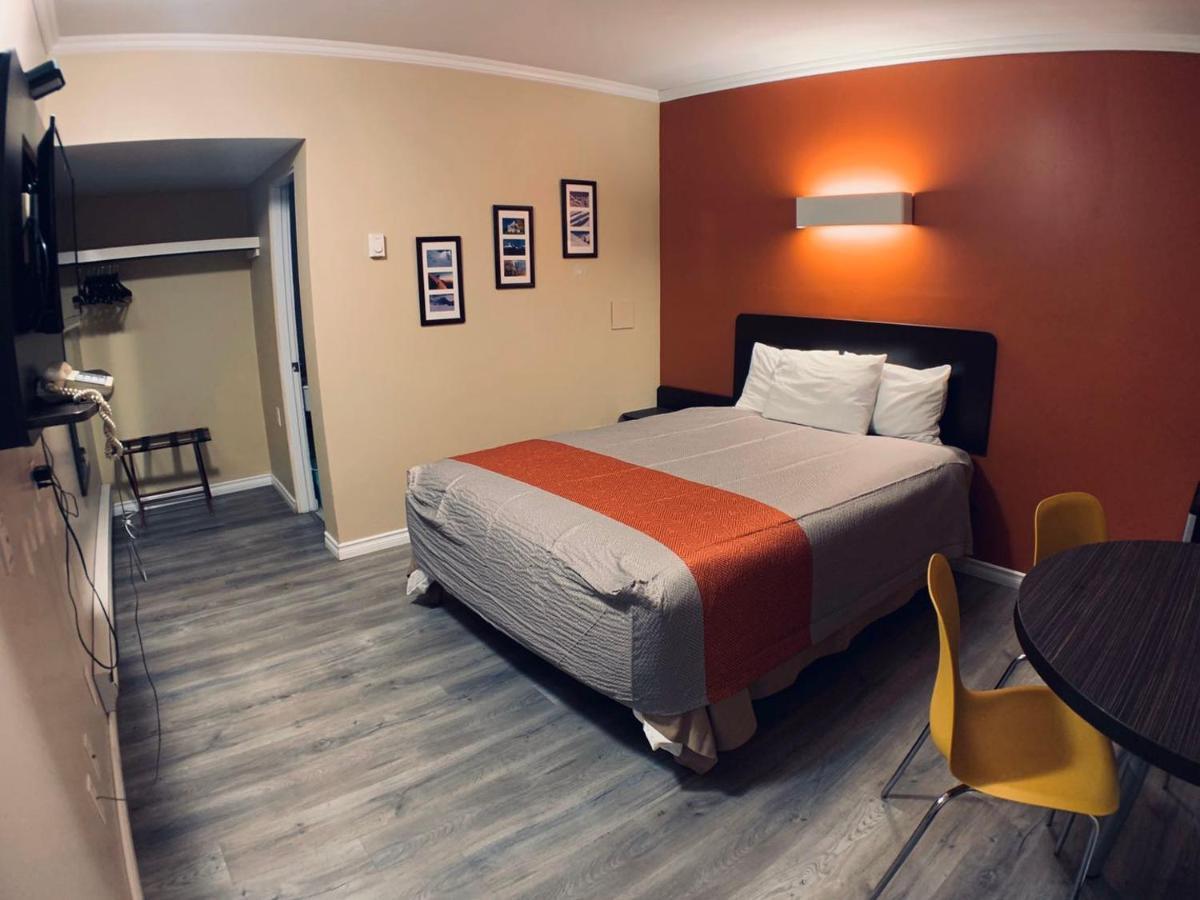 The Revelstoke Gateway Inn Экстерьер фото