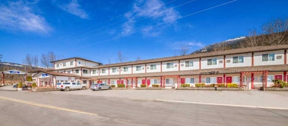 The Revelstoke Gateway Inn Экстерьер фото