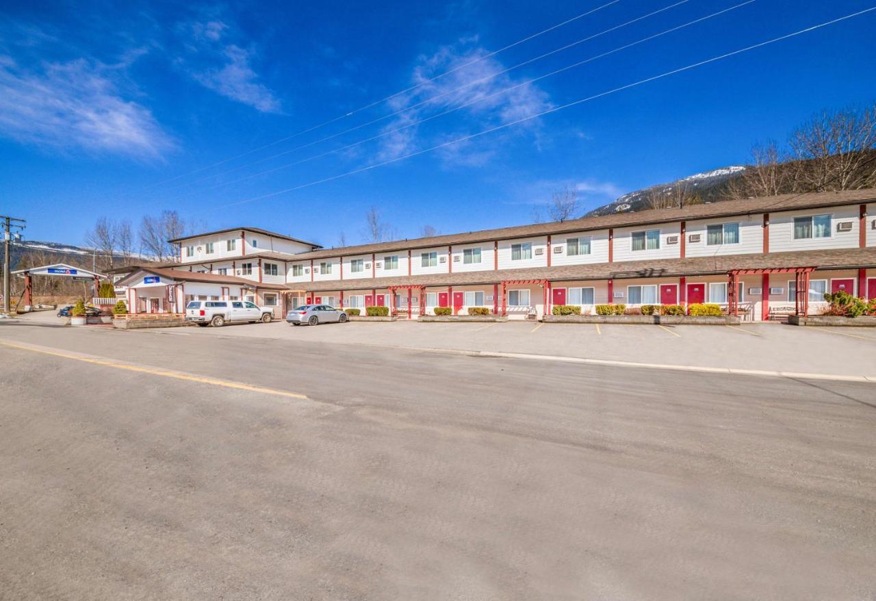 The Revelstoke Gateway Inn Экстерьер фото