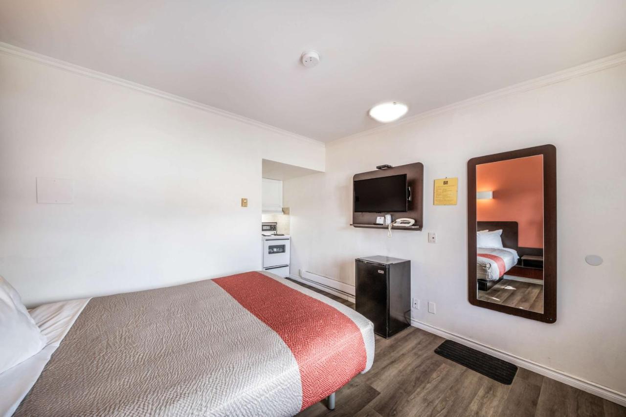 The Revelstoke Gateway Inn Экстерьер фото
