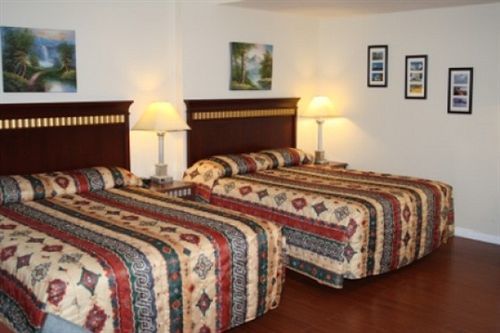 The Revelstoke Gateway Inn Экстерьер фото
