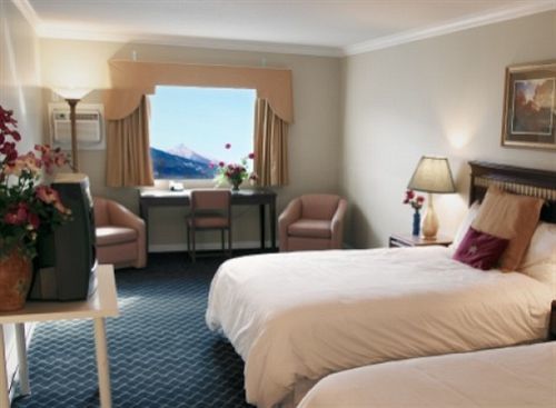 The Revelstoke Gateway Inn Экстерьер фото