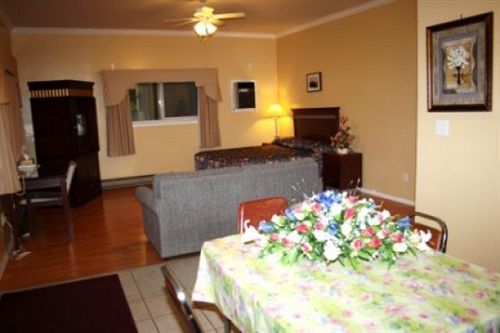 The Revelstoke Gateway Inn Экстерьер фото