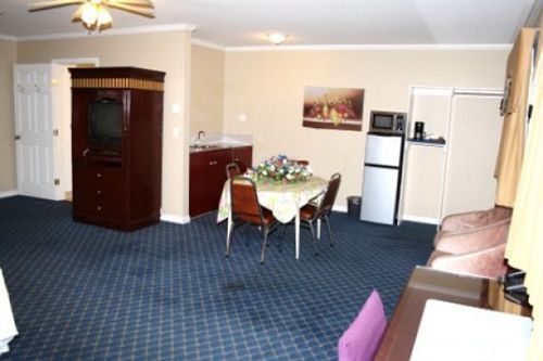 The Revelstoke Gateway Inn Экстерьер фото